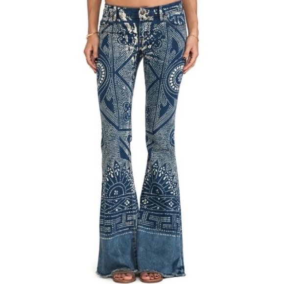 Free People Discharge Bali Print Flare Jeans Size 26 - Picture 1 of 8